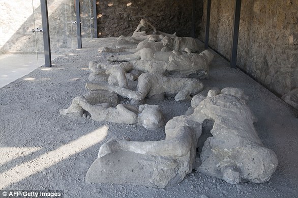 تُظهر أورتو دي فوجياسكي (حديقة الهاربين) جثث الضحايا الثلاثة عشر الذين دُفنوا تحت الرماد أثناء محاولتهم الفرار من بومبي أثناء ثوران بركان فيزوف عام 79 بعد الميلاد.
