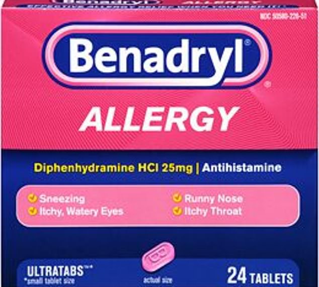 Benadryl ، المعروف أيضًا باسم dyphenhydromine ، هو نوع من مضادات الهيستامين.  هذه هي أدوية الحساسية التي تعمل عن طريق منع إنتاج الهيستامين - وهي مادة كيميائية ينتجها الجسم عندما يكتشف شيئًا يعتقد أنه ضار.