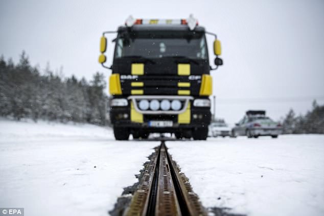 في عام 2018 ، جربت السويد أول سكة شحن في العالم للسيارات الكهربائية على امتداد ميل واحد من الطريق بين مطار أرلاندا وستوكهولم وروزرسبرغ