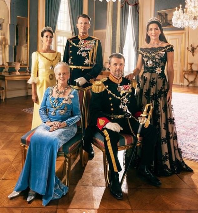 من المرجح أن يتدخل الابن الأكبر لملك الدنمارك الشهير ، وريث العرش ولي العهد الأمير فريدريك (في الصورة إلى الأمام ، إلى اليمين) ، 54 عامًا ، وزوجته الأميرة ماري (في الصورة إلى الخلف ، إلى اليمين) ، 51 عامًا ، وكذلك أصغر مارغريت. ابنه ، الأمير يواكيم ، 53 عامًا ، وزوجته الأميرة ماري (في الصورة معًا ، ظهر ، يسار) ، 47 عامًا ، وأخت الملكة ، الأميرة بينيديكت ، 78 عامًا