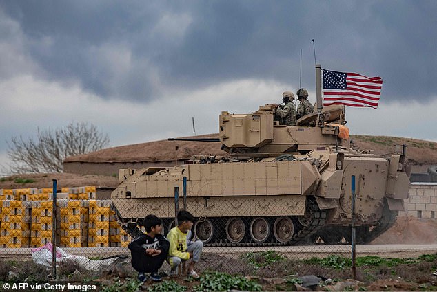 عربة عسكرية أمريكية مدرعة تسير على مشارف الرميلان في محافظة الحسكة شمال شرق سوريا ، المتاخمة لتركيا ، في 27 مارس 2023.