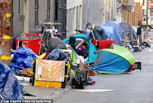 أمريكا في حالة تحرك: غالبًا ما تكون بعيدة عن مشاهد الحرمان داخل المدينة ، مثل هذا المخيم المؤقت للمشردين في سان فرانسيسكو ، كاليفورنيا.