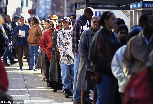 طابور طويل من الناس ينتظرون وظائف العطلات في مدينة نيويورك.  تجعل تكلفة المعيشة المرتفعة والضرائب فوق المتوسطة الكثير من الناس يفكرون مرتين قبل العيش في بيج آبل