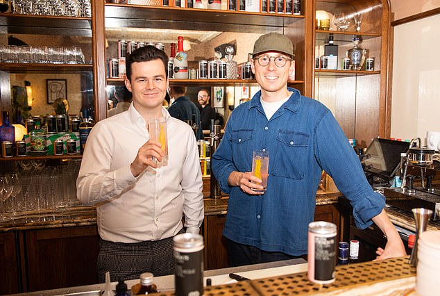 أطلق Rob Wallis (على اليسار) و Sam Hunt (على اليمين) مشروبات Moth في عام 2018 ويتم تخزينهما الآن في 2000 متجر على مستوى البلاد