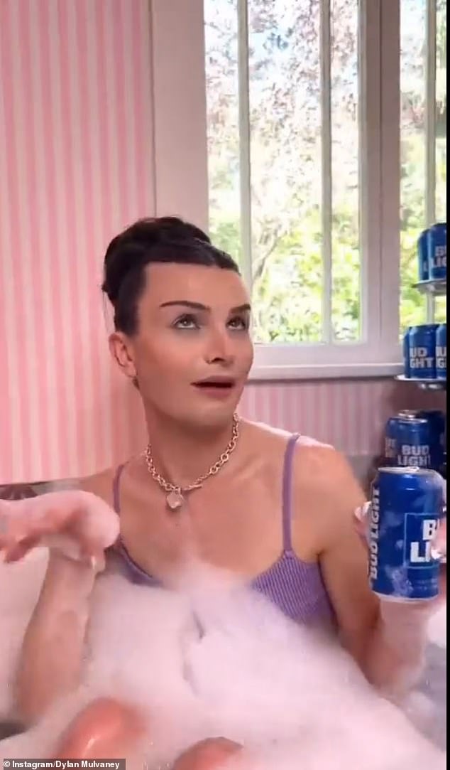 في أوائل أبريل ، شاركت مولفاني مقطع فيديو لنفسها في حوض الاستحمام وهي تحتسي من علبة بود لايت لتعلن عن شراكتها الجديدة مع العلامة التجارية