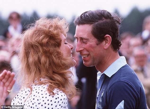 سارة دوقة يورك ثم الأمير تشارلز قبلة بعد مباراة بولو في وندسور في يونيو 1986
