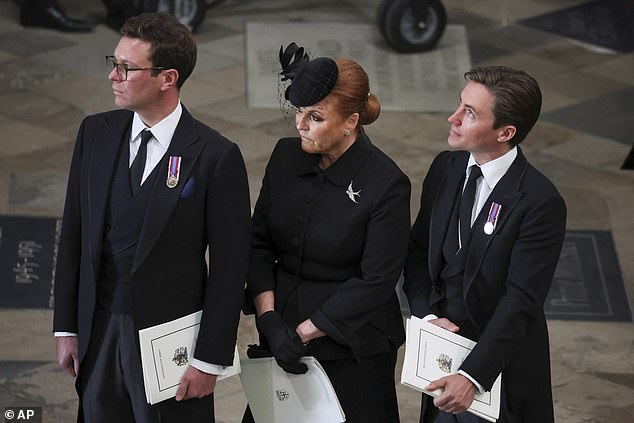 سارة ، دوقة يورك (وسط) مع جاك بروكسبانك (يسار) وإدواردو مابيلي موزي (يمين) في جنازة الملكة إليزابيث الثانية في كنيسة وستمنستر في لندن في 19 سبتمبر 2022