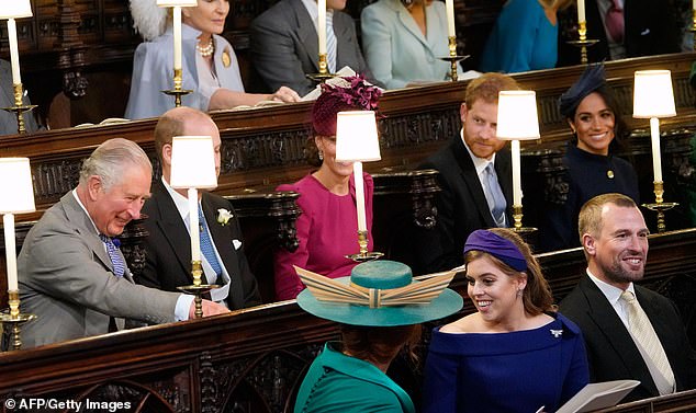 تشارلز يتحدث مع سارة خلال حفل زفاف الأميرة أوجيني في وندسور في أكتوبر 2018