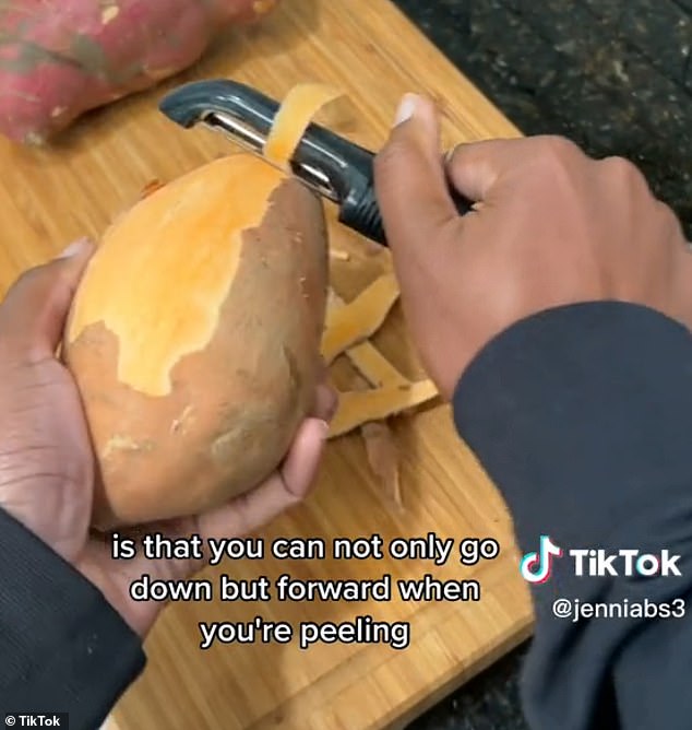 في مقطع فيديو حديث ، حصد حتى الآن 9.4 مليون مشاهدة ، كشفت أن الناس يستخدمون مقشرات البطاطس بشكل خاطئ طوال حياتهم.