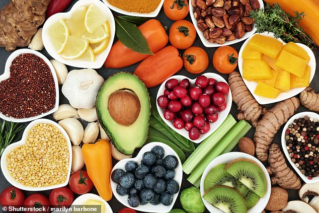 قال خبير التغذية كيم بيرسون لـ MailOnline إن الفواكه والخضروات أسهل على الجهاز الهضمي من الأطعمة الدهنية والمقلية ، وهو أمر مهم بشكل خاص عندما تعاني من الغثيان أو عدم الراحة في المعدة.
