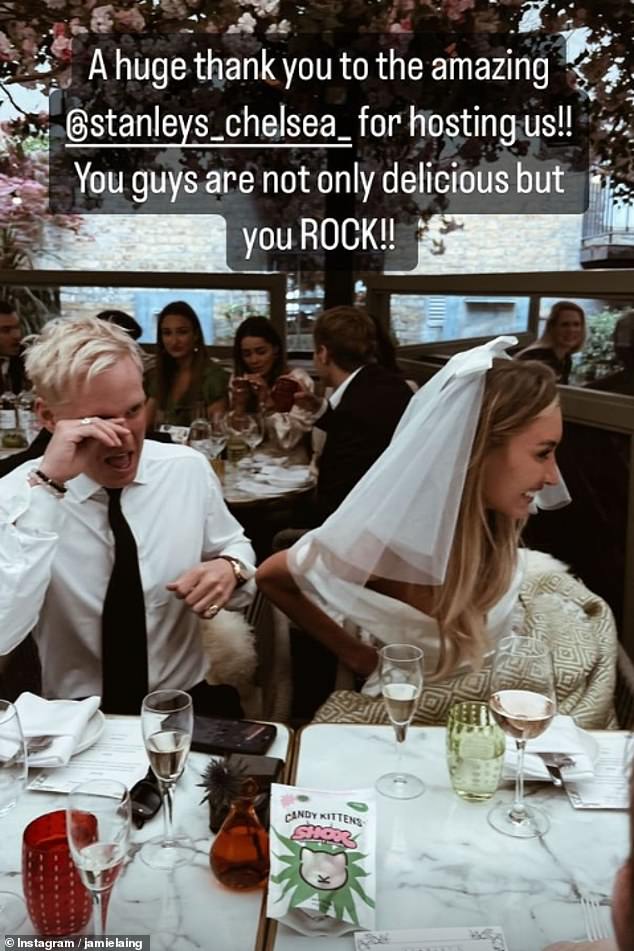 المجانية؟  ظهر العروسين في حقيبة هدايا مجانية في ذلك اليوم ، عندما بعد دقائق من الحفل ، قام جيمي بوضع علامة على موقع غداء زفافهما في منشورات على Instagram.