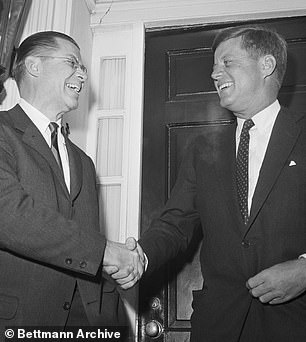 الزملاء: روبرت مكنمارا وجون كينيدي عام 1960