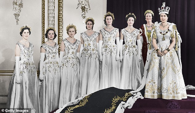 السيدة آن جلينكونر (الثانية من اليسار) مع خادمات الشرف الخمس الأخريات في تتويج الملكة عام 1953