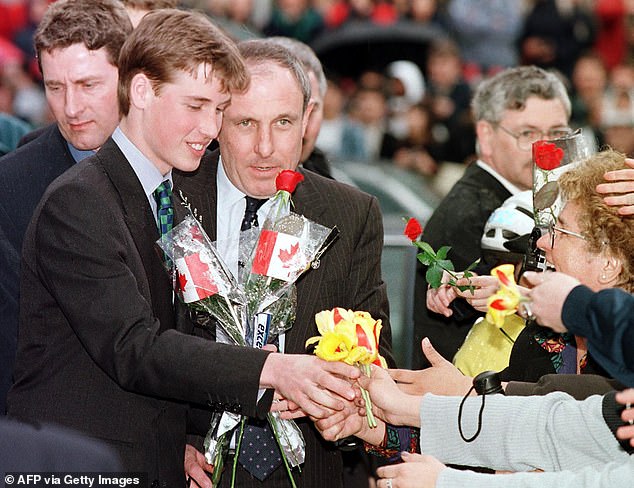 الأمير وليام يتلقى الزهور من الحشد في كندا بليس في فانكوفر