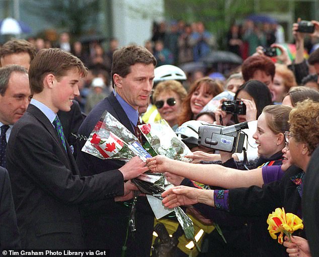 عشاق الأمير ويليام المراهقين يسلمون له الورود في فانكوفر بينما كان حارسه الشخصي يشاهده