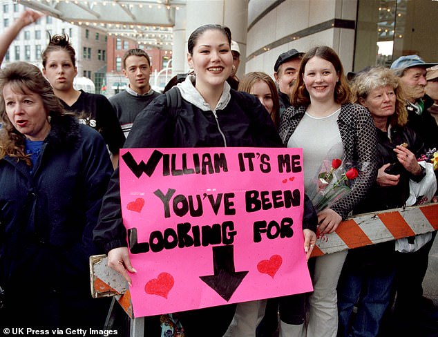 معجبي ويليام في فانكوفر مع أحدهم يحمل لافتة تقول: 