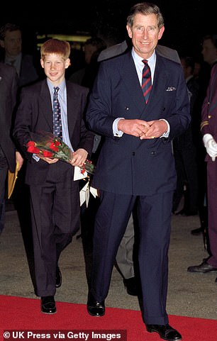 الأمير هاري (يسار) وتشارلز (يمين) يصلان إلى فندق ووترفرونت في فانكوفر ، كندا في 23 مارس 1998