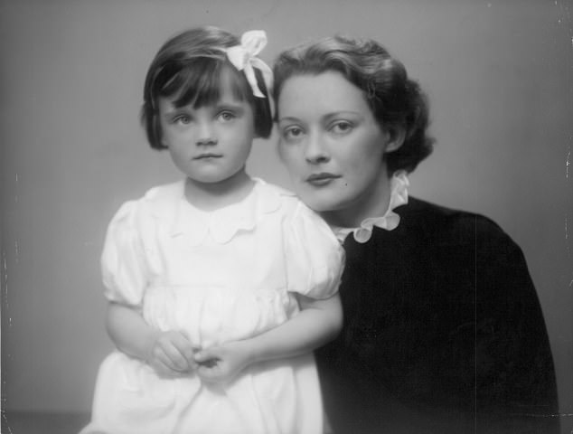 انتقلت الأميرة إلى الولايات المتحدة مع ابنتها (إلى اليسار) عام 1942 وتوفيت عن عمر يناهز 56 عامًا في يناير 1969 ، في شارون بولاية كونيتيكت.