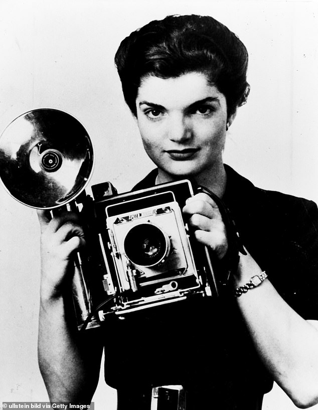 فتاة الكاميرا: جاكلين بوفييه مع كاميرتها عام 1952