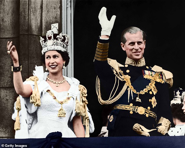 الملكة إليزابيث الثانية ودوق إدنبرة يلوحان بالحشود من الشرفة في قصر باكنغهام في يونيو 1953