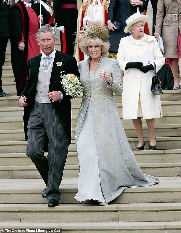 تشارلز وكاميلا يوم زفافهما ، بعد زواجهما في وندسور عام 2005