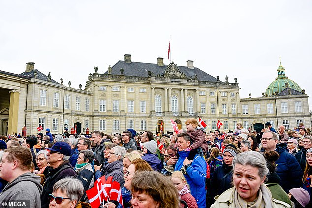 في الصورة: المعجبون الملكيون يتجمعون خارج قصر كريستيان السابع في أمالينبورغ في كوبنهاغن لإلقاء نظرة على الملك