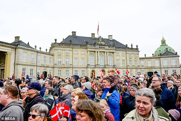 في الصورة: المعجبون الملكيون يتجمعون خارج قصر كريستيان السابع في أمالينبورغ في كوبنهاغن لإلقاء نظرة على الملك