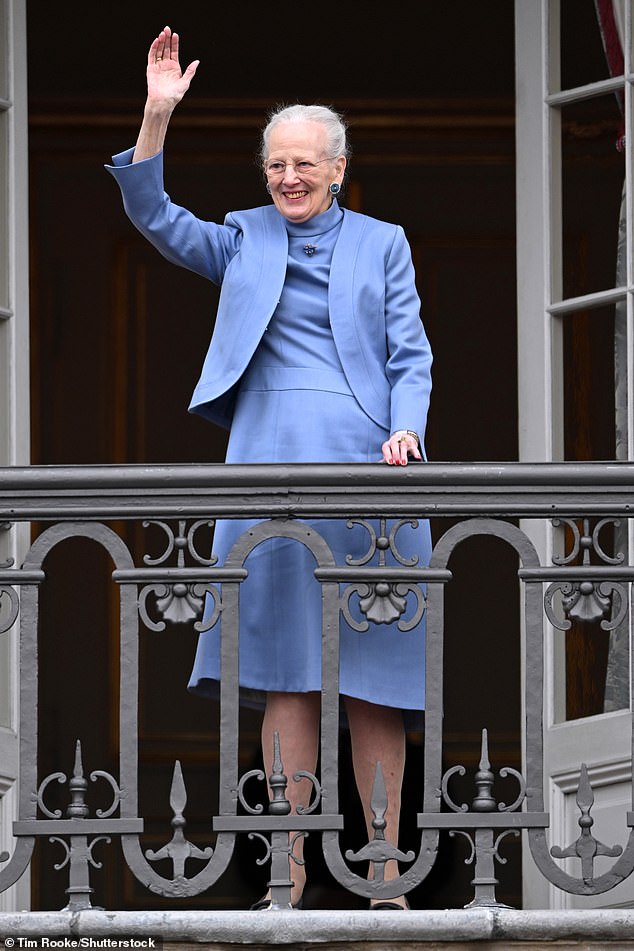 الملكة مارجريت من الدنمارك (في الصورة) جرفت شعرها مرة أخرى إلى علامتها التجارية وكعكتها وارتدت مجموعة من الأقراط المرصعة بالماس الأزرق