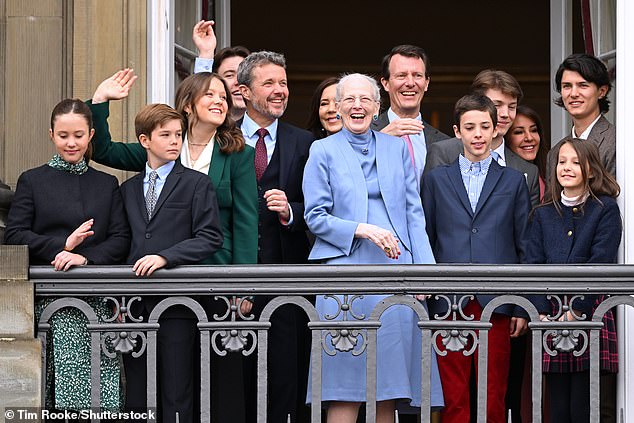 الملكة مارجريت (في الوسط) مع ابنيها الأمير فريدريك (يسار) والأمير يواكيم (يمين) وأطفالهم