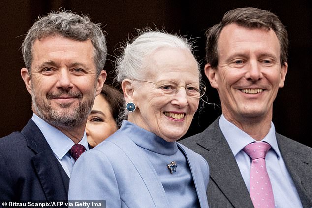 في العام الماضي ، جردت الملكة مارجريت أبناء الأمير يواكيم من ألقابهم الملكية.  في الصورة مع أبنائها في عيد ميلادها الـ 83