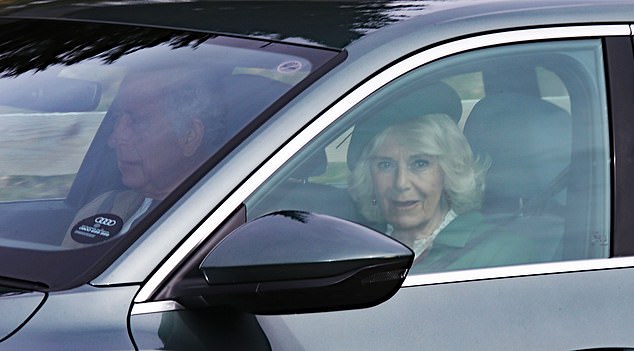 بدت الملكة ، البالغة من العمر 75 عامًا ، أنيقة في مجموعة من الزمرد الأخضر حيث تم تصويرها وهي تغادر كنيسة كراثي كيرك بعد ظهر اليوم