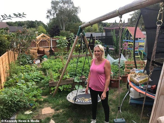 بدأت السيدة بورد ، من هارلو ، إسيكس ، زراعة الفاكهة والخضروات في حديقتها لأول مرة في يوليو 2022 لتقديمها للأفراد الضعفاء في مجتمعها المحلي