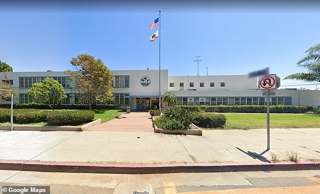 توفي المراهق ، المشار إليه في وثائق المحكمة فقط باسم MT ، في مدرسة Palms Middle في لوس أنجلوس (في الصورة) في 25 أبريل 2016 ، بعد انهياره أثناء فصل التربية البدنية