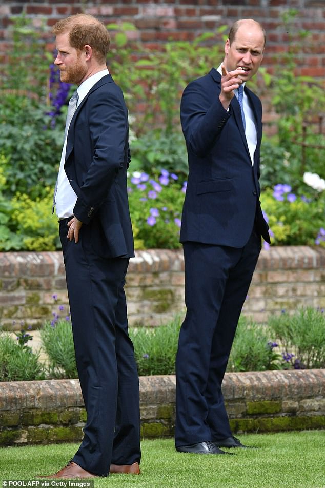 ذكرت التقارير أن الأمير وليام ليس لديه أي خطط للم شمله مع شقيقه الأصغر عندما يزور دوق ساسكس المملكة المتحدة لحضور حفل تتويج الملك.  تم تصوير الزوجين معًا في يوليو 2021