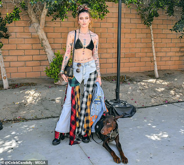 من المألوف: شوهدت باريس جاكسون ، 25 عامًا ، وهي تعرض لياقتها البدنية وهي ترتدي فرقة لافتة للنظر أثناء حضورها حفل Lucky Jeans Brand Coachella مع كلبها Koa يوم الأحد