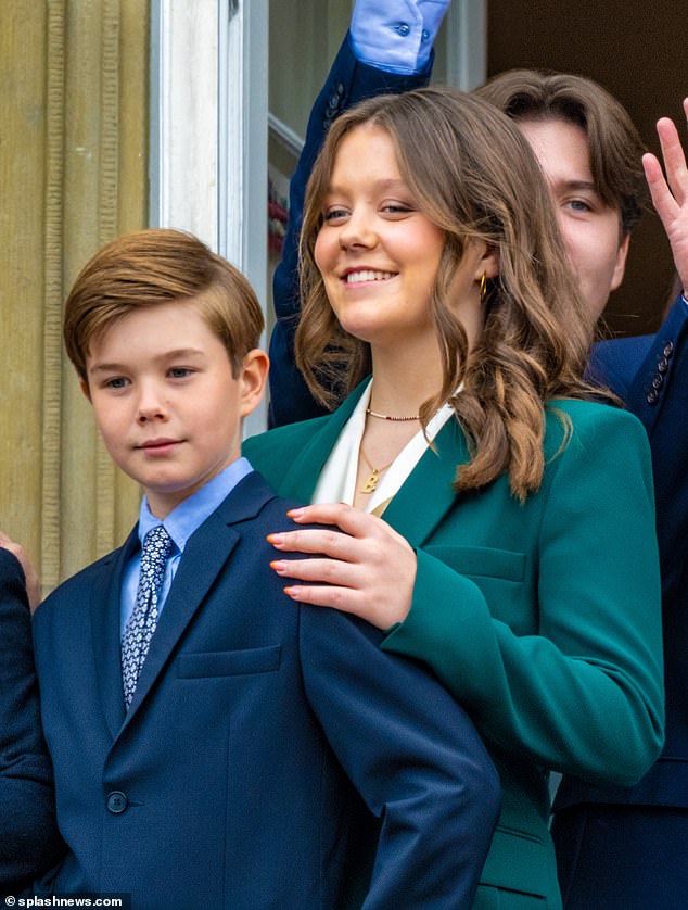 الأميرة إيزابيلا ، ابنة ولي العهد الدنماركي الكبرى ، الأميرة إيزابيلا ، 16 عامًا (يمينًا) تضع ذراعًا حول شقيقها الأصغر الأمير فنسنت ، 12 عامًا (يسار)