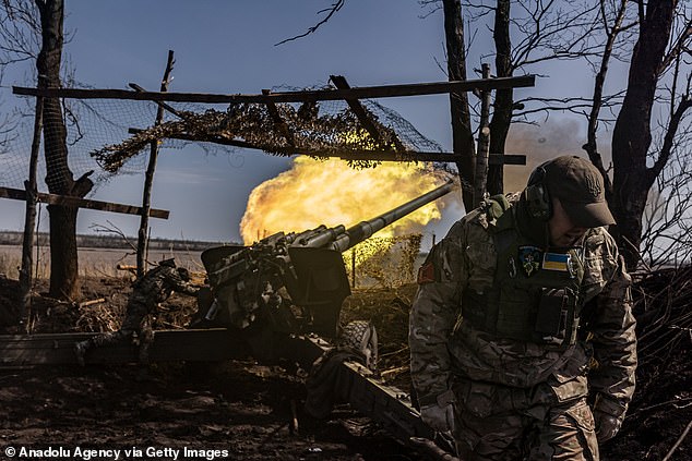 أطلق الجنود الأوكرانيون نيران المدفعية على جبهة مارينكا - بيسكي مع استمرار الحرب الروسية الأوكرانية ، في دونيتسك أوبلاست ، أوكرانيا في 16 أبريل 2023