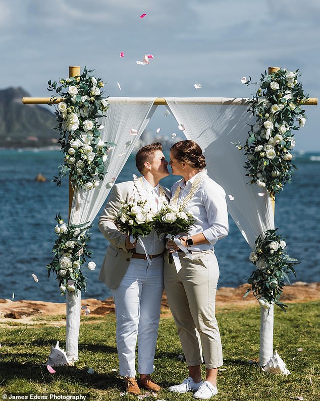 تزوجت نجمة الكريكيت الأسترالية جيس جوناسن (على اليمين) من شريكتها منذ فترة طويلة سارة ويرن (يسار) ، في حفل مذهل في جزيرة وايكيكي في هاواي.