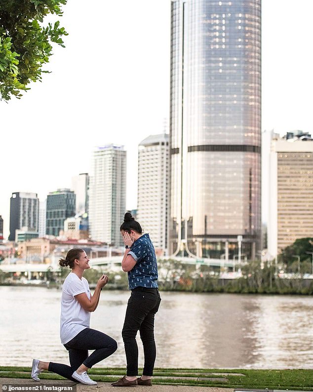 نزل Jonassen على ركبة واحدة بجوار نهر Brisbane في عام 2018 ليقترح على Wearn البهيج ، الذي قال نعم بسعادة.