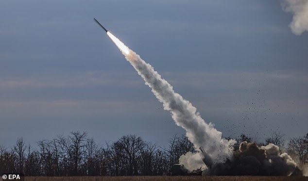 نظام صاروخ مدفعي عالي الحركة (HIMARS) من الجيش الأوكراني يطلق النار بالقرب من خط المواجهة في منطقة خيرسون الشمالية ، أوكرانيا ، 5 نوفمبر 2022