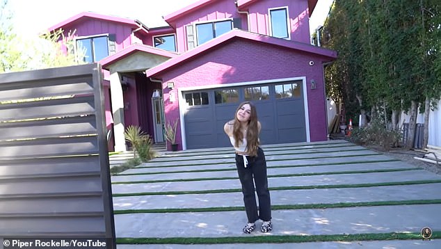 Rockelle أمام منزلها في لوس أنجلوس ، كاليفورنيا في فيديو من يناير 2021