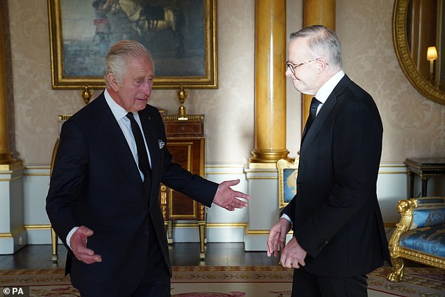 تشارلز يتحدث مع رئيس الوزراء الأسترالي أنتوني ألبانيز في قصر باكنغهام في سبتمبر الماضي