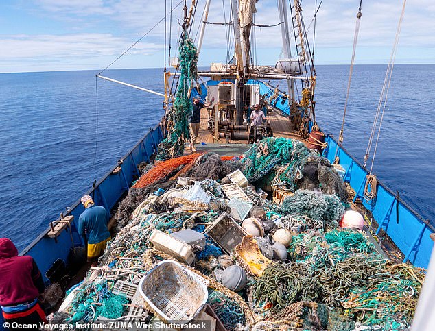 سفينة الاسترداد البلاستيكية البحرية التابعة لمعهد Ocean Voyages Institute ، S / V KWAI ، بعد رحلة استكشافية استمرت 48 يومًا ، نجحت في إزالة 103 أطنان (206000 رطل) من شباك الصيد والمواد البلاستيكية الاستهلاكية من منطقة نفايات المحيط الهادئ الكبرى في عام 2020