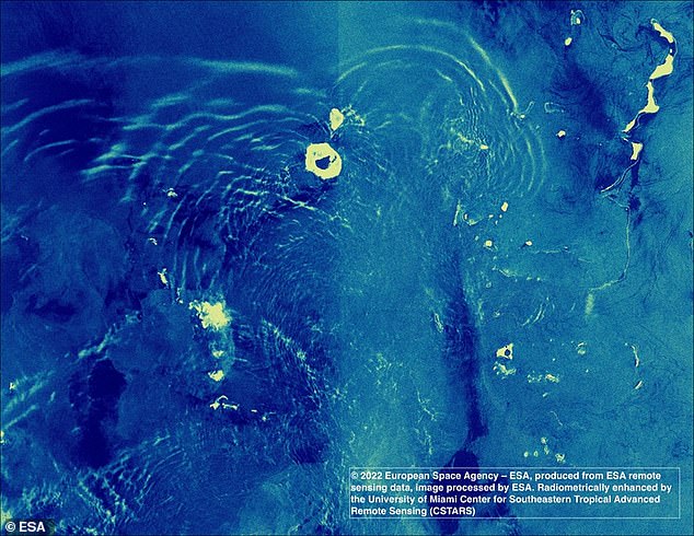 كشفت المحاكاة أن ثوران البركان كان أكبر انفجار طبيعي منذ أكثر من قرن ، ينافس كراكاتو في عام 1883 ، والذي أودى بحياة أكثر من 36000 شخص.  في الصورة: صورة أقمار صناعية لأرخبيل جزيرة تونغا بعد 13 ساعة من الثوران الأولي للبركان