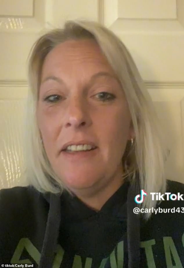 نشرت كارلي بورد ، 43 عامًا ، من هارلو في إسيكس ، مقطع فيديو أبلغت فيه عن قيام المخربين بصب الملح على التربة
