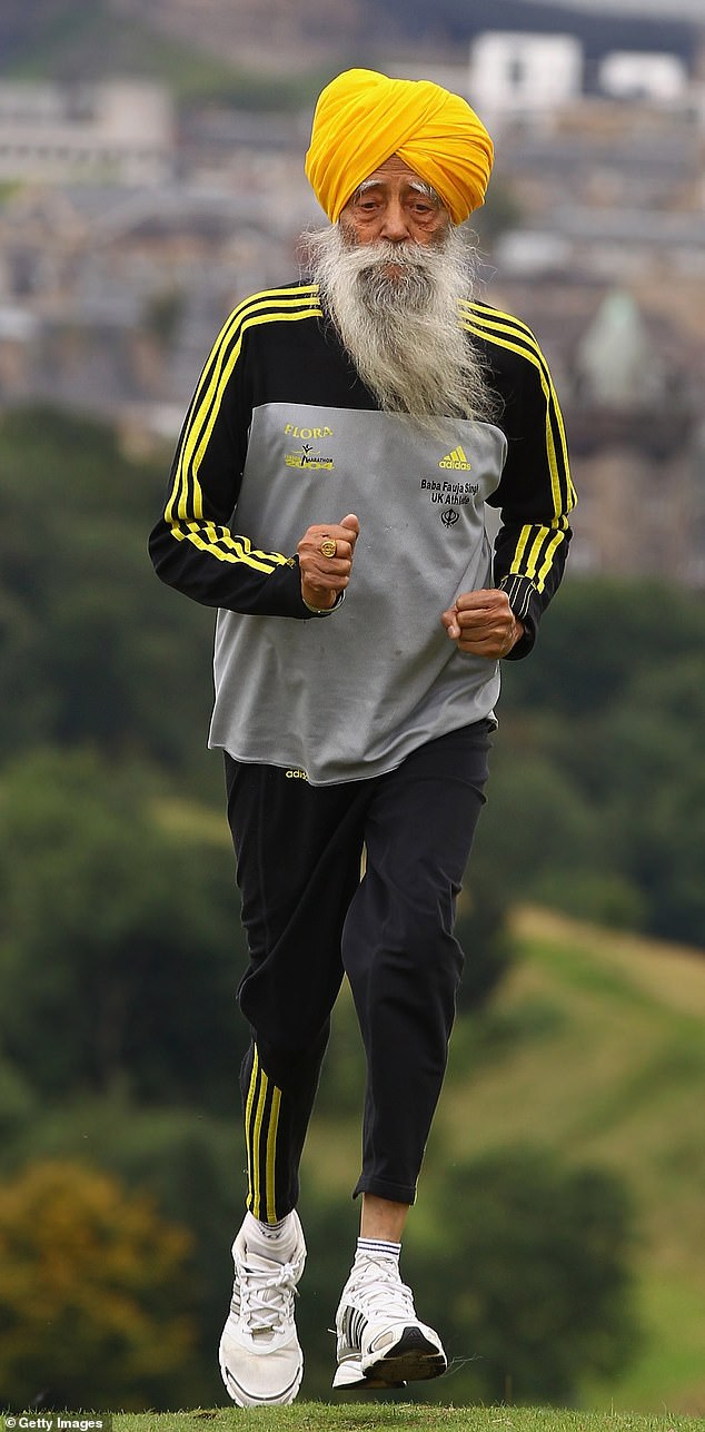 Fauja Singh ، الذي شارك في ماراثون لندن عام 2012 وعمره 101 عامًا (7:49:21) ، لم يبدأ الركض حتى أواخر الثمانينيات من عمره (في الصورة عام 2011)
