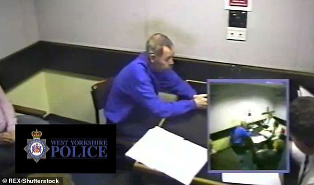 في الصورة: جون همبل يجري مقابلة مع شرطة غرب يوركشاير