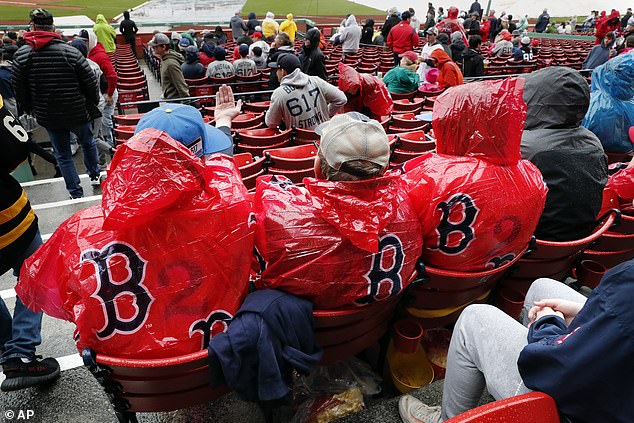 تم تصوير المشجعين في فينواي بارك المليء بالمطر قبل مباراة Angels-Red Sox يوم الاثنين