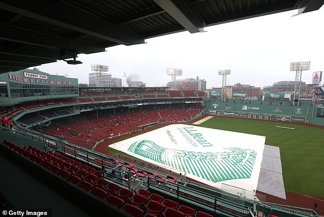 تم سحب القنب من فوق أرض الملعب في الشوط الثالث من العمل يوم الاثنين في بوسطن