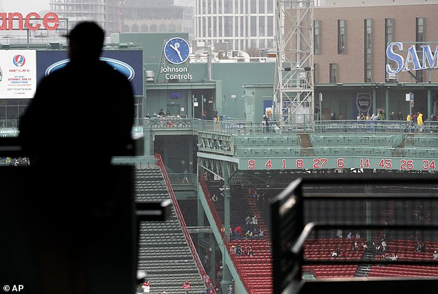 كما هو الحال غالبًا في أبريل في ولاية ماساتشوستس ، كان يوم الاثنين ممطرًا أثناء إمالة Sox-Angels